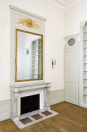 Détail de la cheminée de la chambre à droite du salon. © Jérôme Mongreville / Région Bourgogne-Franche-Comté, Inventaire du patrimoine - 2007