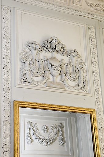 Détail du décor au-dessus d'une des glaces du salon. © Jérôme Mongreville / Région Bourgogne-Franche-Comté, Inventaire du patrimoine - 2007