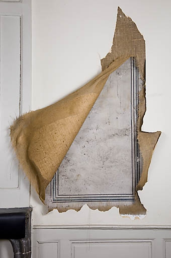 Détail d'un décor peint sous le revêtement actuel : pièce en rez-de-chaussée à gauche de l'escalier principal. © Jérôme Mongreville / Région Bourgogne-Franche-Comté, Inventaire du patrimoine - 2007