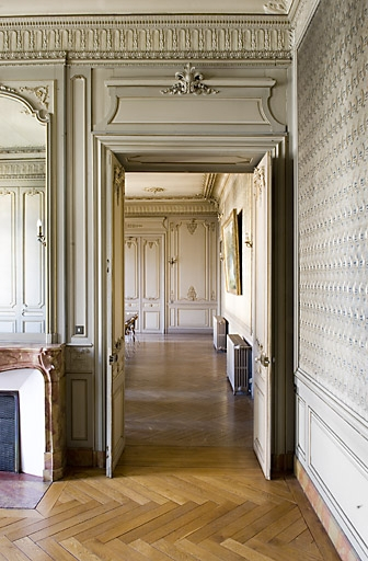 Pièce à gauche du grand salon, vue de l'enfilade sur le grand salon. © Jérôme Mongreville / Région Bourgogne-Franche-Comté, Inventaire du patrimoine - 2007