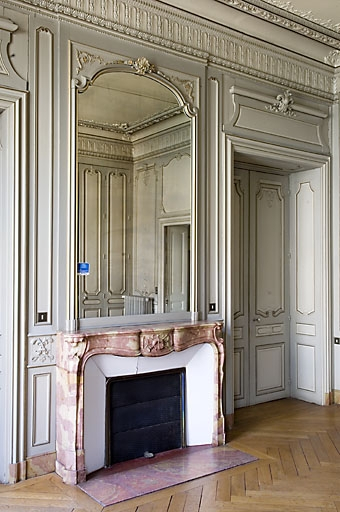 Pièce à gauche du grand salon, vue de la cheminée. © Jérôme Mongreville / Région Bourgogne-Franche-Comté, Inventaire du patrimoine - 2007