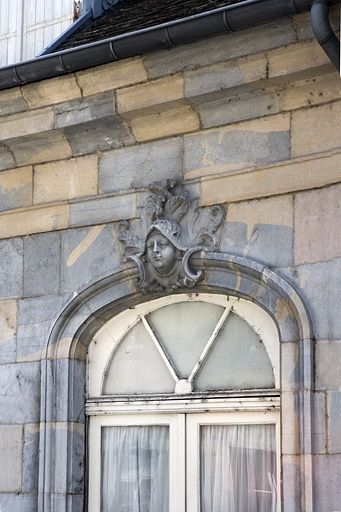Détail de la sculpture sur l'arc de la porte-fenêtre : façade postérieure de la maison. © Yves Sancey / Région Bourgogne-Franche-Comté, Inventaire du patrimoine - 2007