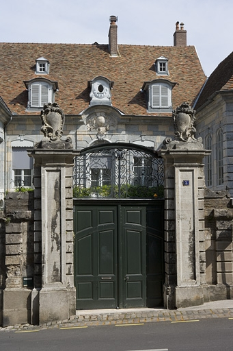 Vue d'ensemble du portail d'entrée depuis la rue. © Yves Sancey / Région Bourgogne-Franche-Comté, Inventaire du patrimoine - 2007