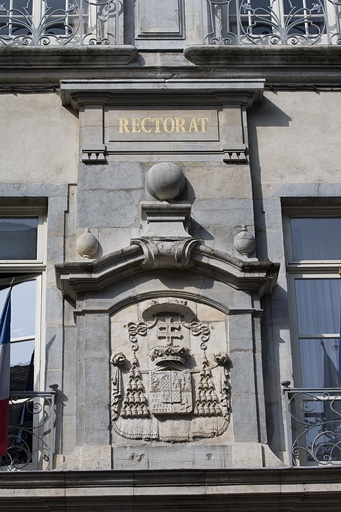 Vue d'ensemble des armoiries du cardinal Louis-François de Rohan-Chabot, situées au dessus du portail d'entrée. © Yves Sancey / Région Bourgogne-Franche-Comté, Inventaire du patrimoine - 2007