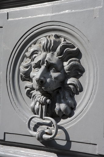 Portail d'entrée : détail du heurtoir surmonté d'un mufle de lion. © Yves Sancey / Région Bourgogne-Franche-Comté, Inventaire du patrimoine - 2007