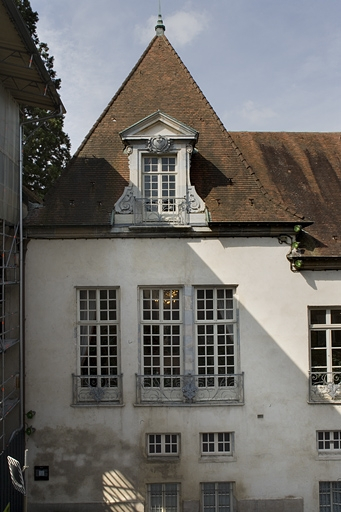 Détail de la partie supérieure de l'avant-corps gauche, vue rapprochée. © Yves Sancey / Région Bourgogne-Franche-Comté, Inventaire du patrimoine - 2007