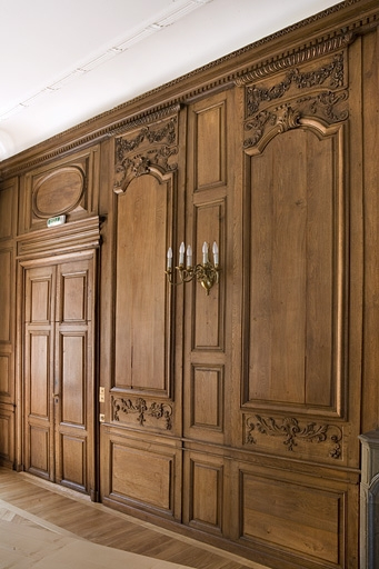 Intérieur : lambris de la grande salle à gauche de la cheminée, de trois quarts. © Yves Sancey / Région Bourgogne-Franche-Comté, Inventaire du patrimoine - 2007