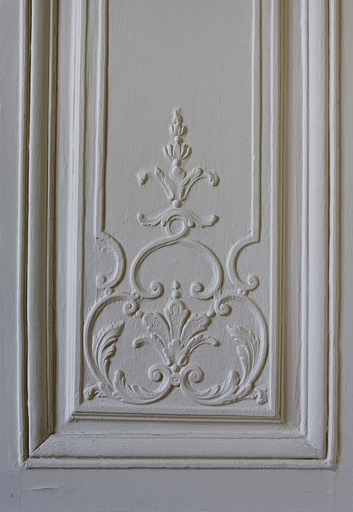 Intérieur : lambris d'un ancien cabinet, détail du décor à la partie inférieure d'un panneau. © Yves Sancey / Région Bourgogne-Franche-Comté, Inventaire du patrimoine - 2007