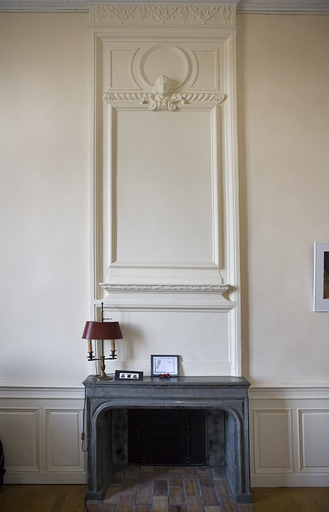 Intérieur : détail d'une cheminée dans une petite pièce du rez-de-chaussée. © Yves Sancey / Région Bourgogne-Franche-Comté, Inventaire du patrimoine - 2007