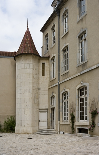 Façade antérieure, détail de la tour d'escalier, vue éloignée. © Yves Sancey / Région Bourgogne-Franche-Comté, Inventaire du patrimoine - 2007