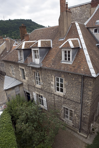 Vue plongeante sur la partie gauche de l'édifice. © Yves Sancey / Région Bourgogne-Franche-Comté, Inventaire du patrimoine - 2007
