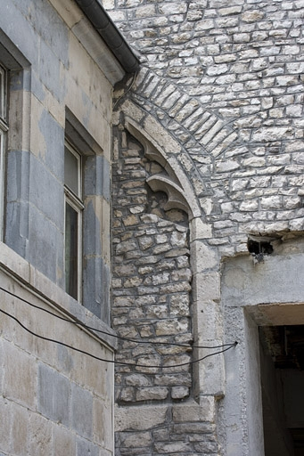 Partie gauche de l'édifice : détail du vestige de baie gothique. © Yves Sancey / Région Bourgogne-Franche-Comté, Inventaire du patrimoine - 2007