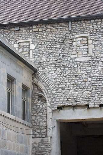 Partie gauche de l'édifice : détail du vestige de baie gothique, vue éloignée. © Yves Sancey / Région Bourgogne-Franche-Comté, Inventaire du patrimoine - 2007
