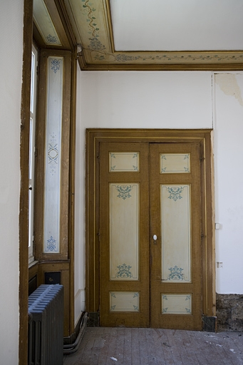 Intérieur, pièce du premier étage : détail du décor de la porte d'entrée. © Yves Sancey / Région Bourgogne-Franche-Comté, Inventaire du patrimoine - 2007