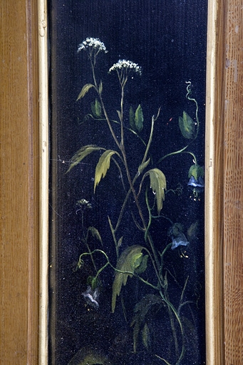 Intérieur, pièce du premier étage : détail du décor peint (fleurs blanches et ancolies) sous l'une des fenêtre. © Yves Sancey / Région Bourgogne-Franche-Comté, Inventaire du patrimoine - 2007