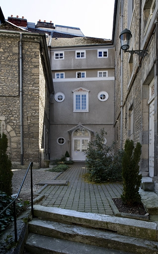 Vue d'ensemble du bâtiment en fond de cour antérieure depuis la rue. © Yves Sancey / Région Bourgogne-Franche-Comté, Inventaire du patrimoine - 2007