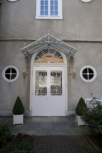 Détail de la porte d'entrée du bâtiment à droite de la cour. © Yves Sancey / Région Bourgogne-Franche-Comté, Inventaire du patrimoine - 2007
