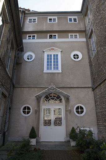 Vue d'ensemble de la façade du bâtiment au fond de la cour. © Yves Sancey / Région Bourgogne-Franche-Comté, Inventaire du patrimoine - 2007
