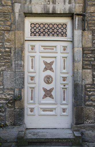 Détail de la porte d'entrée : bâtiment à droite de la cour. © Yves Sancey / Région Bourgogne-Franche-Comté, Inventaire du patrimoine - 2007