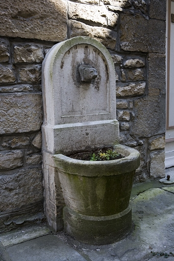 Détail de la borne fontaine à gauche de la cour. © Yves Sancey / Région Bourgogne-Franche-Comté, Inventaire du patrimoine - 2007