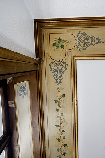 Intérieur, premier étage : détail du décor peint sur le plafond et l'encadrement de fenêtre d'une pièce. © Yves Sancey / Région Bourgogne-Franche-Comté, Inventaire du patrimoine - 2007