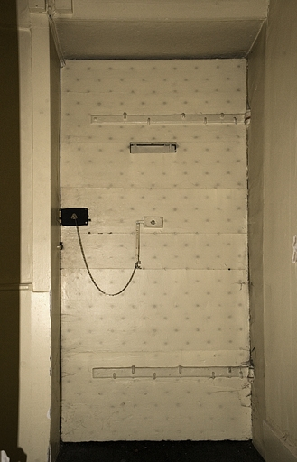 Intérieur, rez-de-chaussée : détail de la porte d'entrée du bâtiment à gauche de la cour. © Yves Sancey / Région Bourgogne-Franche-Comté, Inventaire du patrimoine - 2007