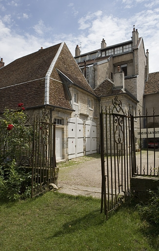 Vue du bâtiment des remises et écurie depuis l'entrée du jardin. © Yves Sancey / Région Bourgogne-Franche-Comté, Inventaire du patrimoine - 2007