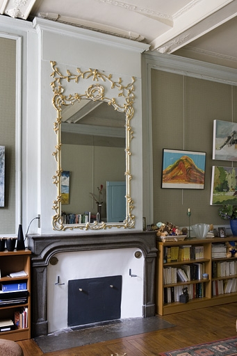 Intérieur, rez-de-chaussée : vue de la cheminée de la chambre sur rue, à droite du salon. © Yves Sancey / Région Bourgogne-Franche-Comté, Inventaire du patrimoine - 2007