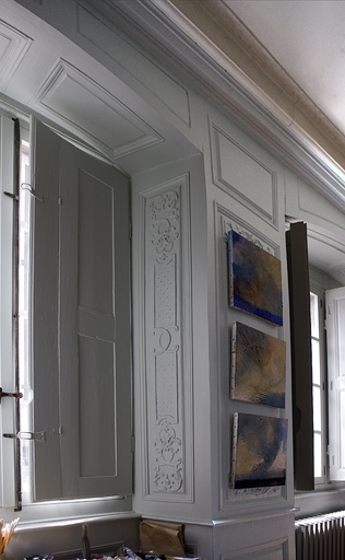 Intérieur, rez-de-chaussée : vue du décor d'un encadrement de fenêtre, chambre sur rue à droite du salon. © Yves Sancey / Région Bourgogne-Franche-Comté, Inventaire du patrimoine - 2007
