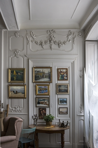 Intérieur, rez-de-chaussée : détail des lambris du salon, panneau du mur gauche à côté d'une fenêtre. © Yves Sancey / Région Bourgogne-Franche-Comté, Inventaire du patrimoine - 2007