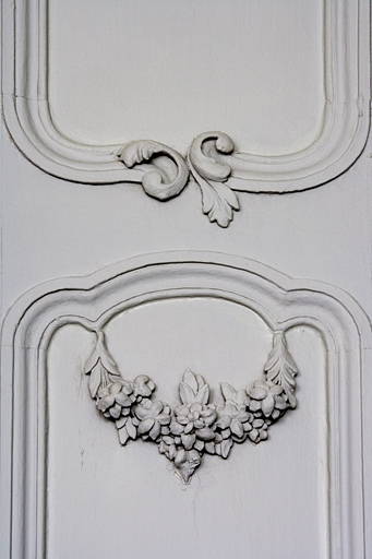 Intérieur, rez-de-chaussée : détail d'une petite guirlande de fleurs, lambris du salon. © Yves Sancey / Région Bourgogne-Franche-Comté, Inventaire du patrimoine - 2007