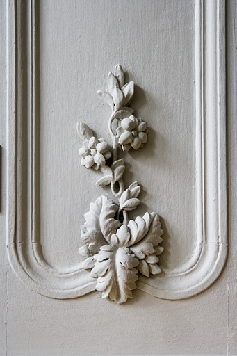 Intérieur, rez-de-chaussée : détail de la partie inférieure d'un petit panneau, lambris du salon. © Yves Sancey / Région Bourgogne-Franche-Comté, Inventaire du patrimoine - 2007