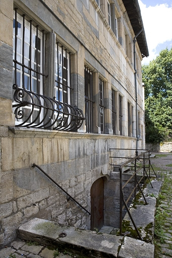 Détail du rez-de-chaussée de la façade sur cour du logis principal. © Yves Sancey / Région Bourgogne-Franche-Comté, Inventaire du patrimoine - 2007