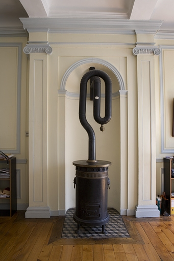 Intérieur, premier étage : antichambre, détail du poêle de face. © Yves Sancey / Région Bourgogne-Franche-Comté, Inventaire du patrimoine - 2007