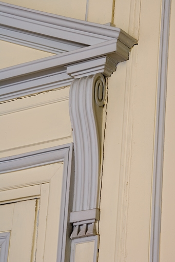 Intérieur, premier étage : antichambre, détail d'une volute du chambranle de la porte conduisant au salon. © Yves Sancey / Région Bourgogne-Franche-Comté, Inventaire du patrimoine - 2007