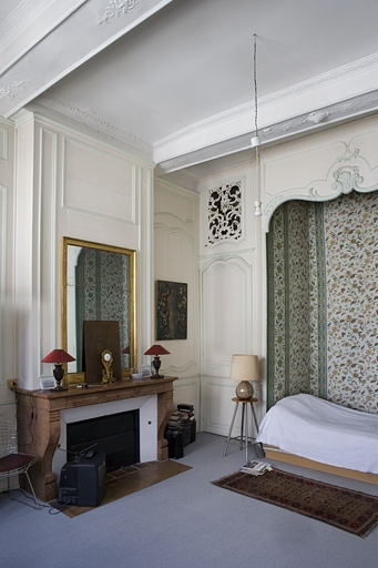 Intérieur, premier étage : vue d'ensemble de la chambre sur rue, à droite du salon depuis l'entrée. © Yves Sancey / Région Bourgogne-Franche-Comté, Inventaire du patrimoine - 2007