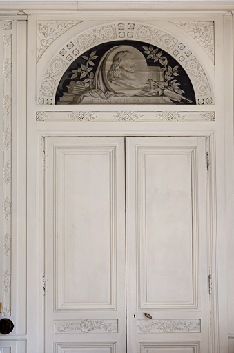Intérieur, premier étage : détail de la porte d'entrée de la bibliothèque. © Yves Sancey / Région Bourgogne-Franche-Comté, Inventaire du patrimoine - 2007