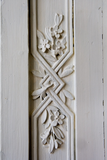 Intérieur, premier étage : détail d'un décor en lignes brisées, lambris de la bibliothèque. © Yves Sancey / Région Bourgogne-Franche-Comté, Inventaire du patrimoine - 2007
