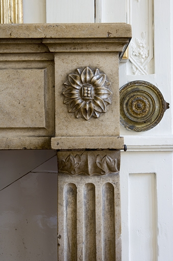 Intérieur, premier étage : détail de la partie supérieure d'un piedroit de la cheminée de la bibliothèque. © Yves Sancey / Région Bourgogne-Franche-Comté, Inventaire du patrimoine - 2007
