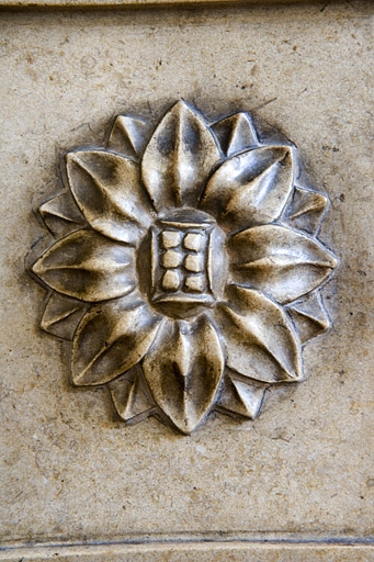 Intérieur, premier étage : détail de la rosace ornant les piédroits de la cheminée de la bibliothèque. © Yves Sancey / Région Bourgogne-Franche-Comté, Inventaire du patrimoine - 2007