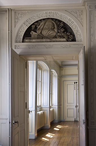 Intérieur, premier étage : vue de l'enfilade entre bibliothèque et antichambre. © Yves Sancey / Région Bourgogne-Franche-Comté, Inventaire du patrimoine - 2007