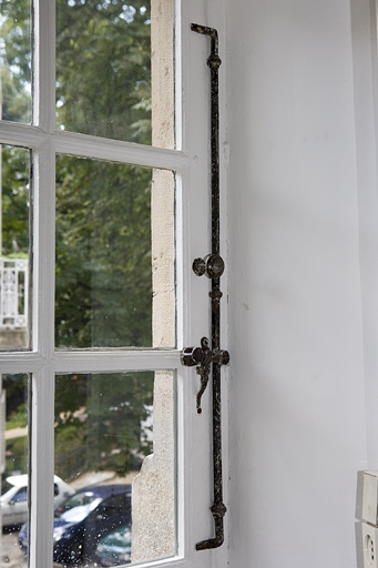 Intérieur, premier étage : détail d'une serrurerie de fenêtre, pièce à droite de l'escalier d'honneur. © Yves Sancey / Région Bourgogne-Franche-Comté, Inventaire du patrimoine - 2007