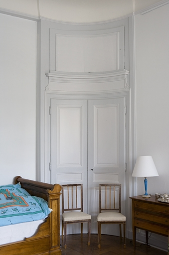 Intérieur, premier étage : détail d'un angle de la chambre à gauche du salon. © Yves Sancey / Région Bourgogne-Franche-Comté, Inventaire du patrimoine - 2007