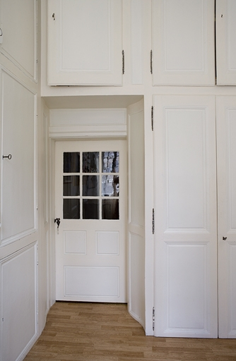 Intérieur, premier étage : détail de la porte menant au couloir situé derrière la chambre à gauche du salon. © Yves Sancey / Région Bourgogne-Franche-Comté, Inventaire du patrimoine - 2007