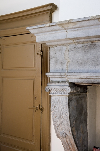 Intérieur, rez-de-chaussée : détail du piedroit gauche de la cheminée de la cuisine. © Yves Sancey / Région Bourgogne-Franche-Comté, Inventaire du patrimoine - 2007