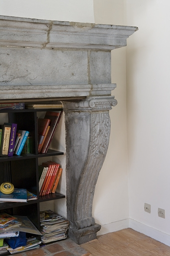 Intérieur, rez-de-chaussée : détail de la partie droite de la cheminée de la cuisine. © Yves Sancey / Région Bourgogne-Franche-Comté, Inventaire du patrimoine - 2007