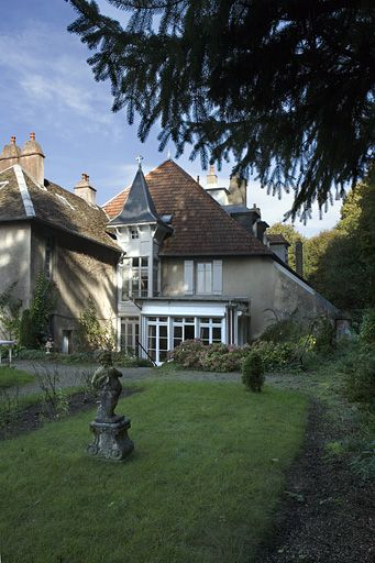 Façade latérale droite : vue éloignée depuis le fond du jardin, de trois quarts droit. © Yves Sancey / Région Bourgogne-Franche-Comté, Inventaire du patrimoine - 2007