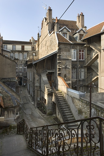Vue d'ensemble de l'hôtel depuis l'escalier isolé au fond de la parcelle. © Yves Sancey / Région Bourgogne-Franche-Comté, Inventaire du patrimoine - 2007