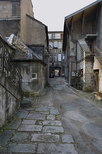 Vue d'ensemble de l'édifice depuis le fond de la parcelle. © Yves Sancey / Région Bourgogne-Franche-Comté, Inventaire du patrimoine - 2007