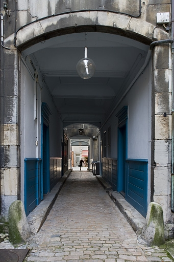Détail du portail d'entrée dans la deuxième cour, avec le passage cocher en enfilade. © Yves Sancey / Région Bourgogne-Franche-Comté, Inventaire du patrimoine - 2007